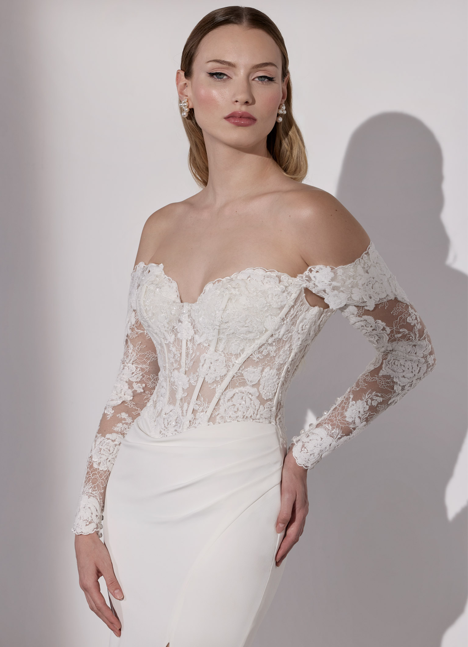 French-look embellished lace pull-up sleeves