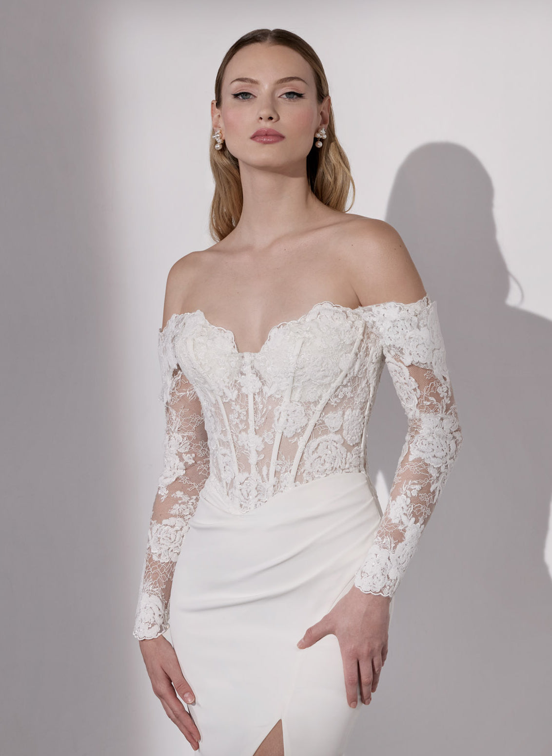 French-look embellished lace pull-up sleeves
