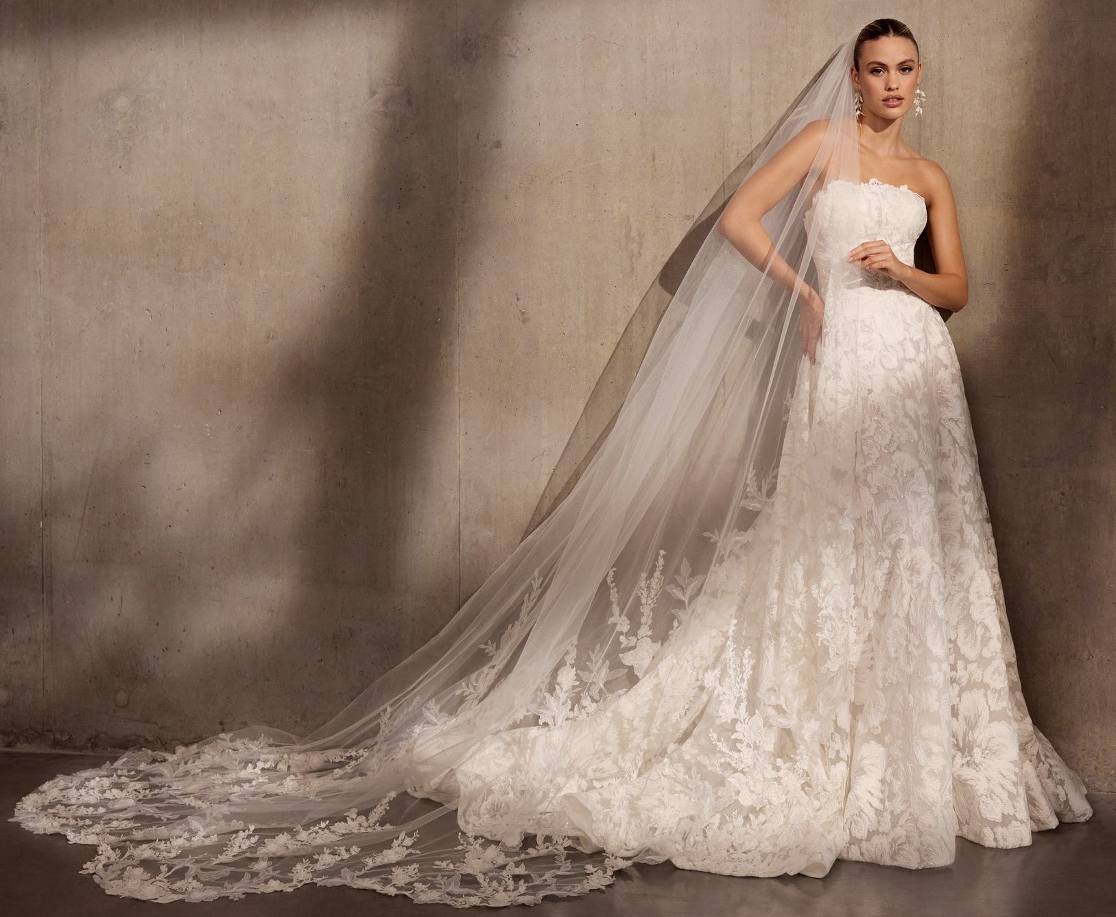 Single tier veil with lace applique and 3D flowers