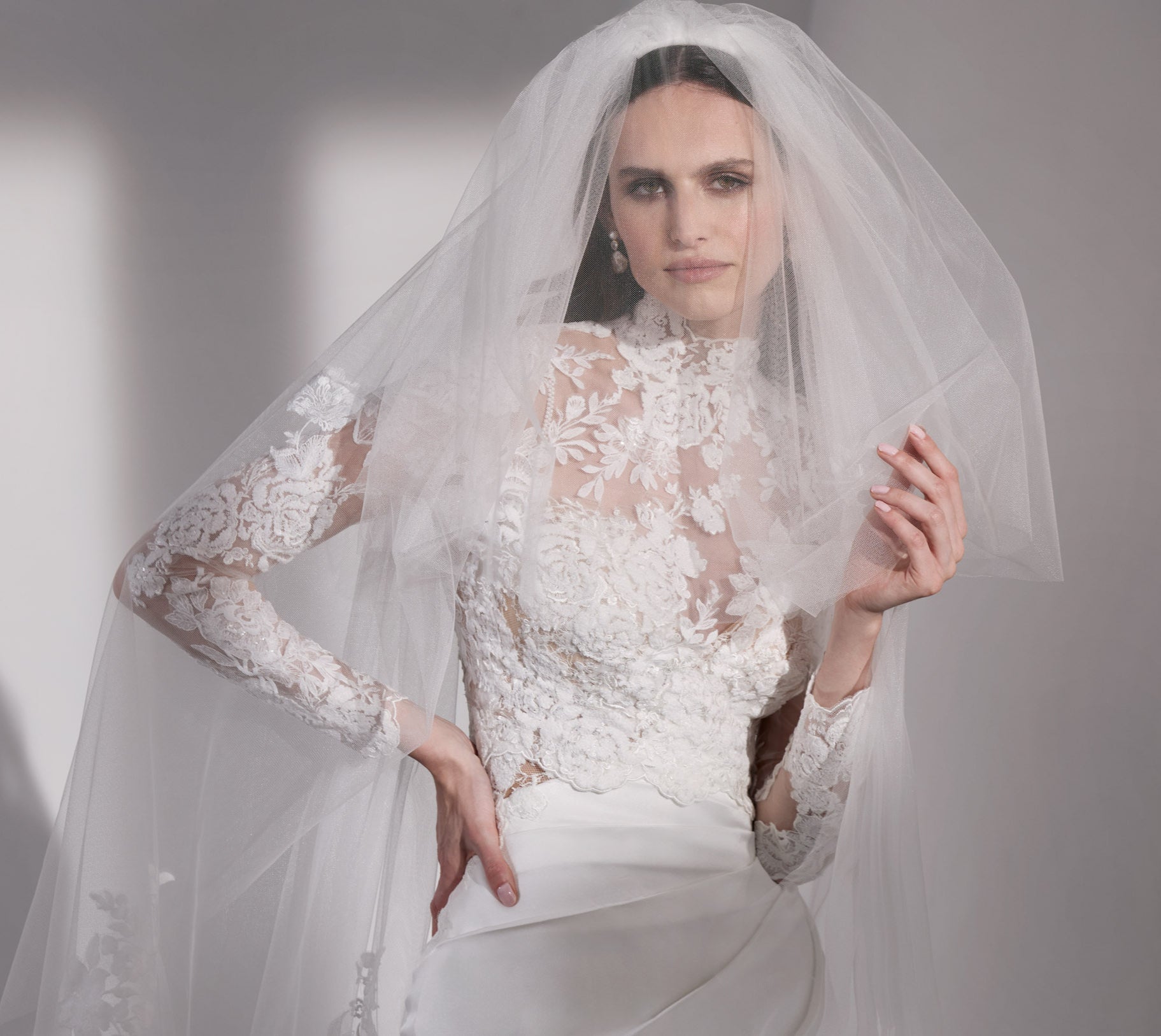Double tier veil with lace embroidery