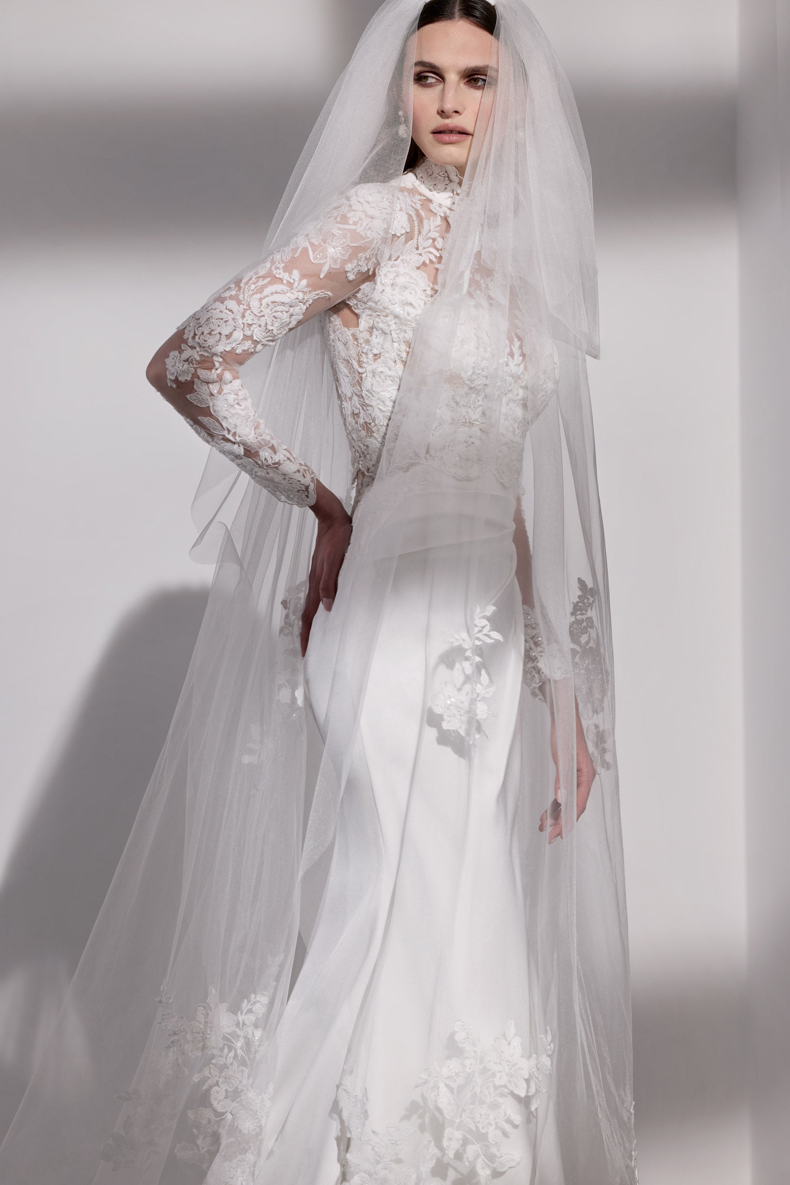 Double tier veil with lace embroidery