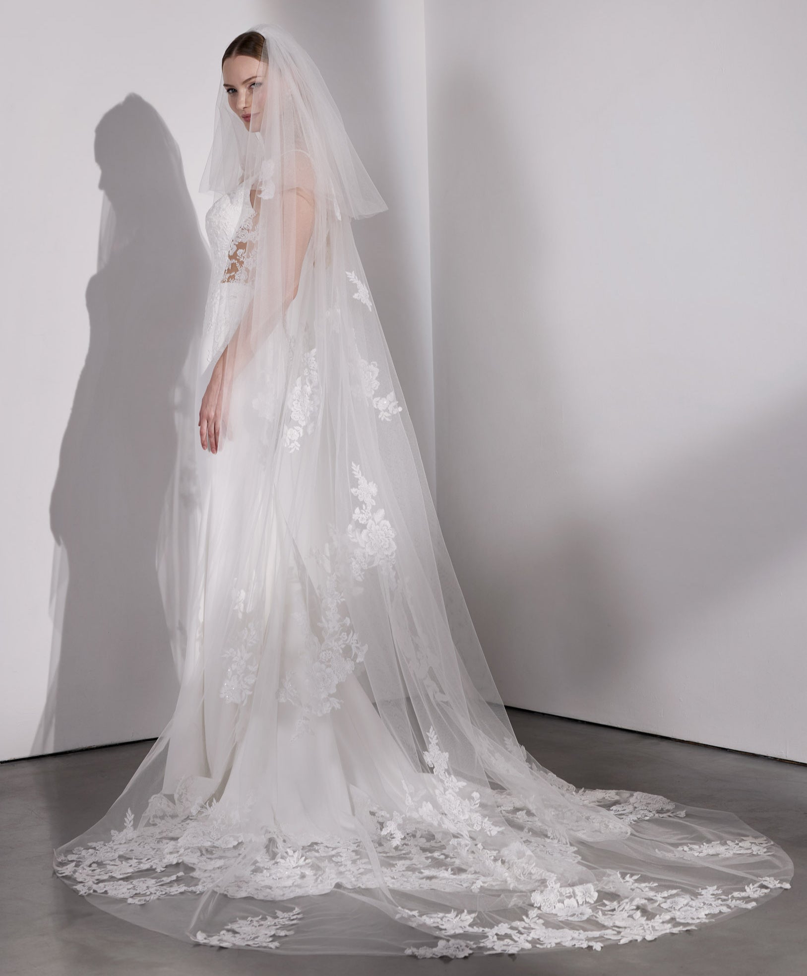 Double tier veil with lace embroidery