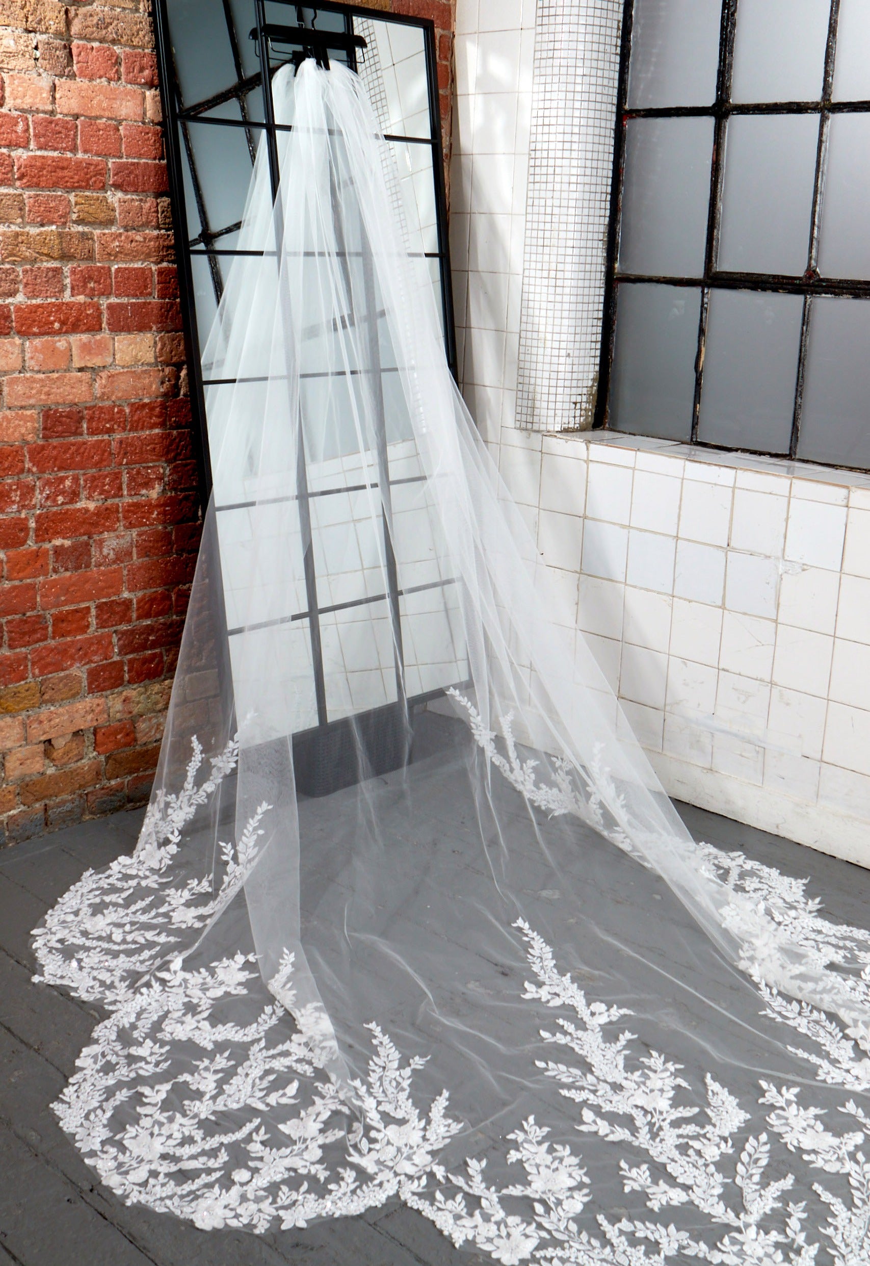 Single tier lace veil