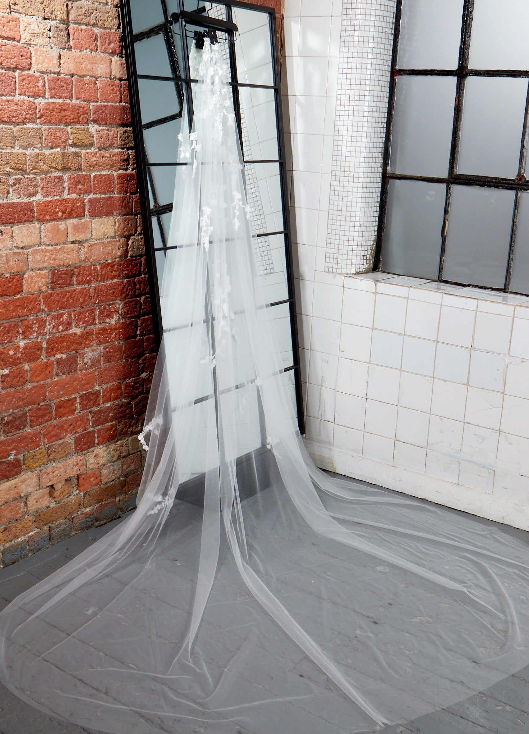 Single tier veil with 3D blossom lace