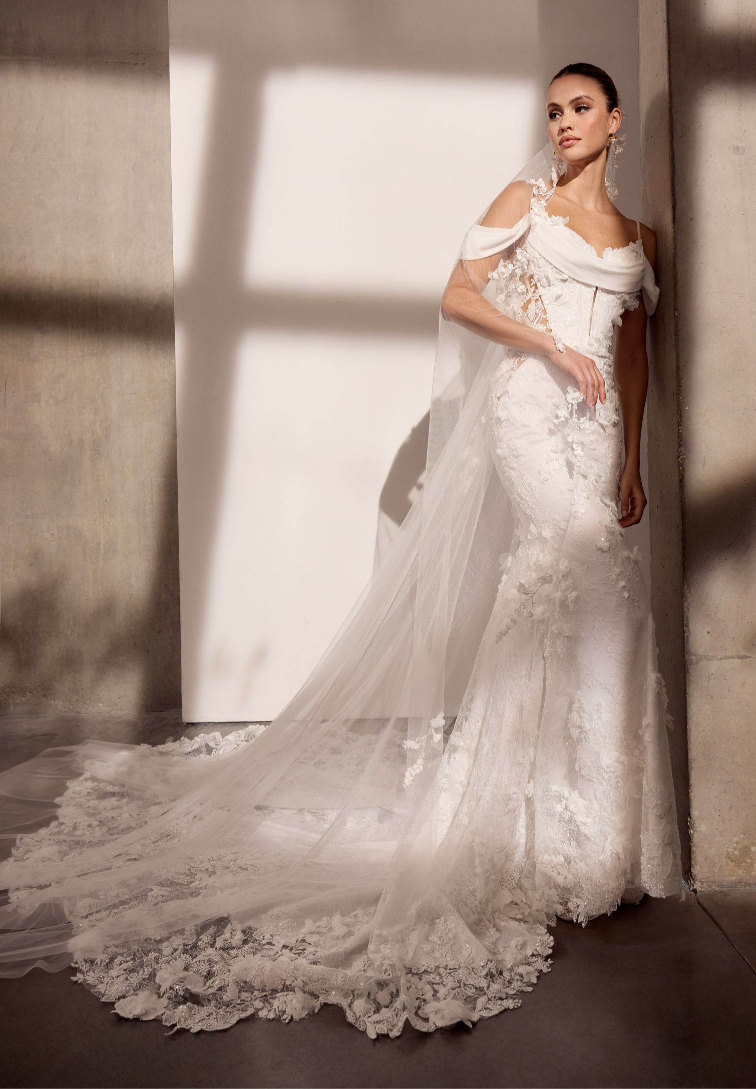 Single tier veil with 3D flower appliques