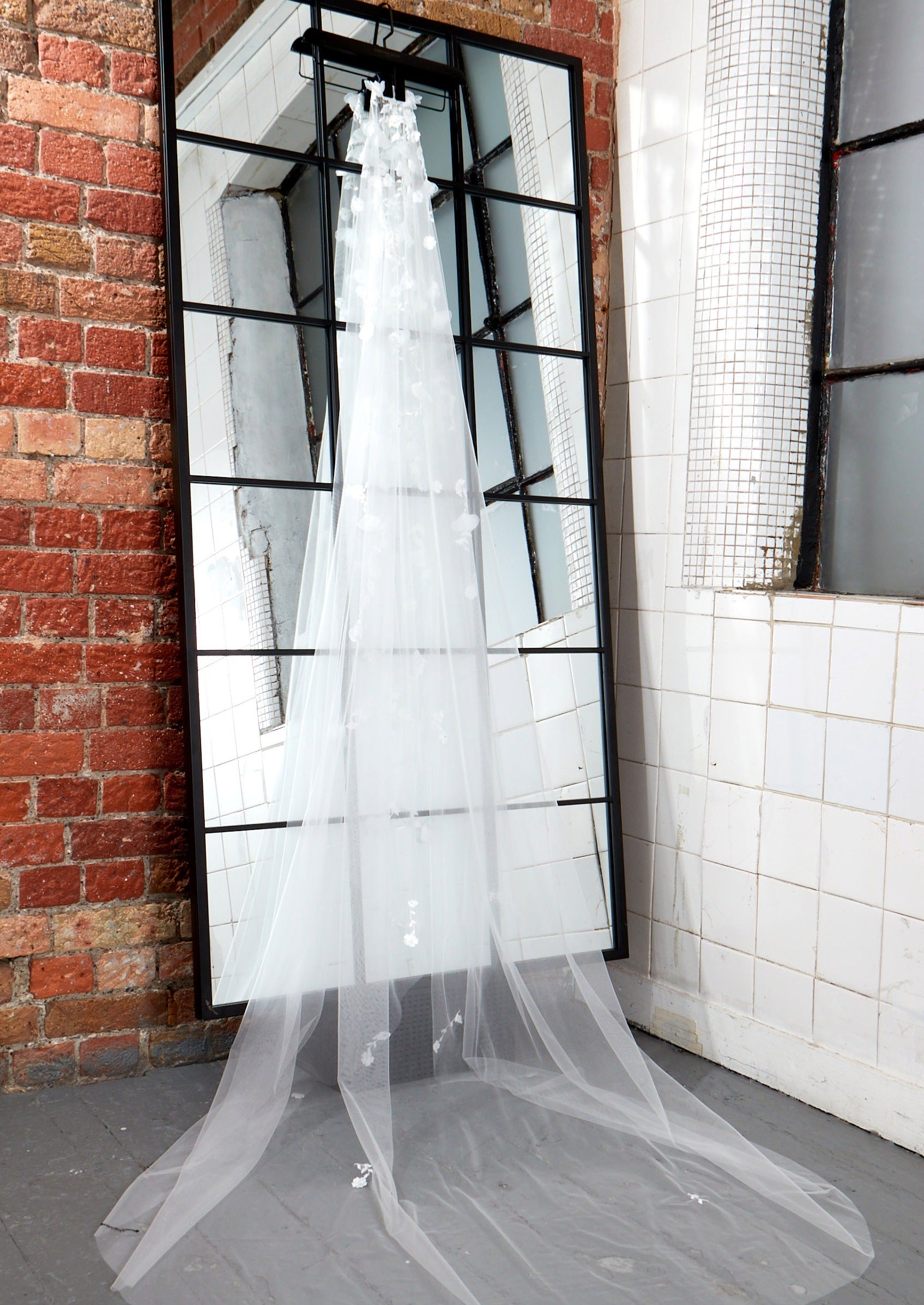 Single tier veil with 3D flower appliques