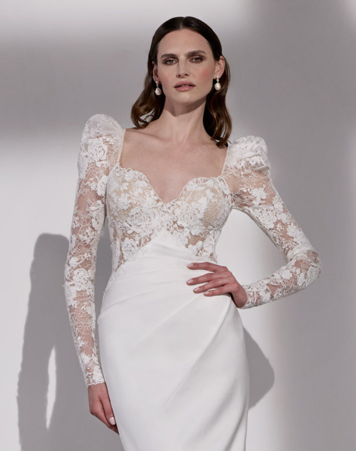 French-look embellished lace sleeves with
puff head