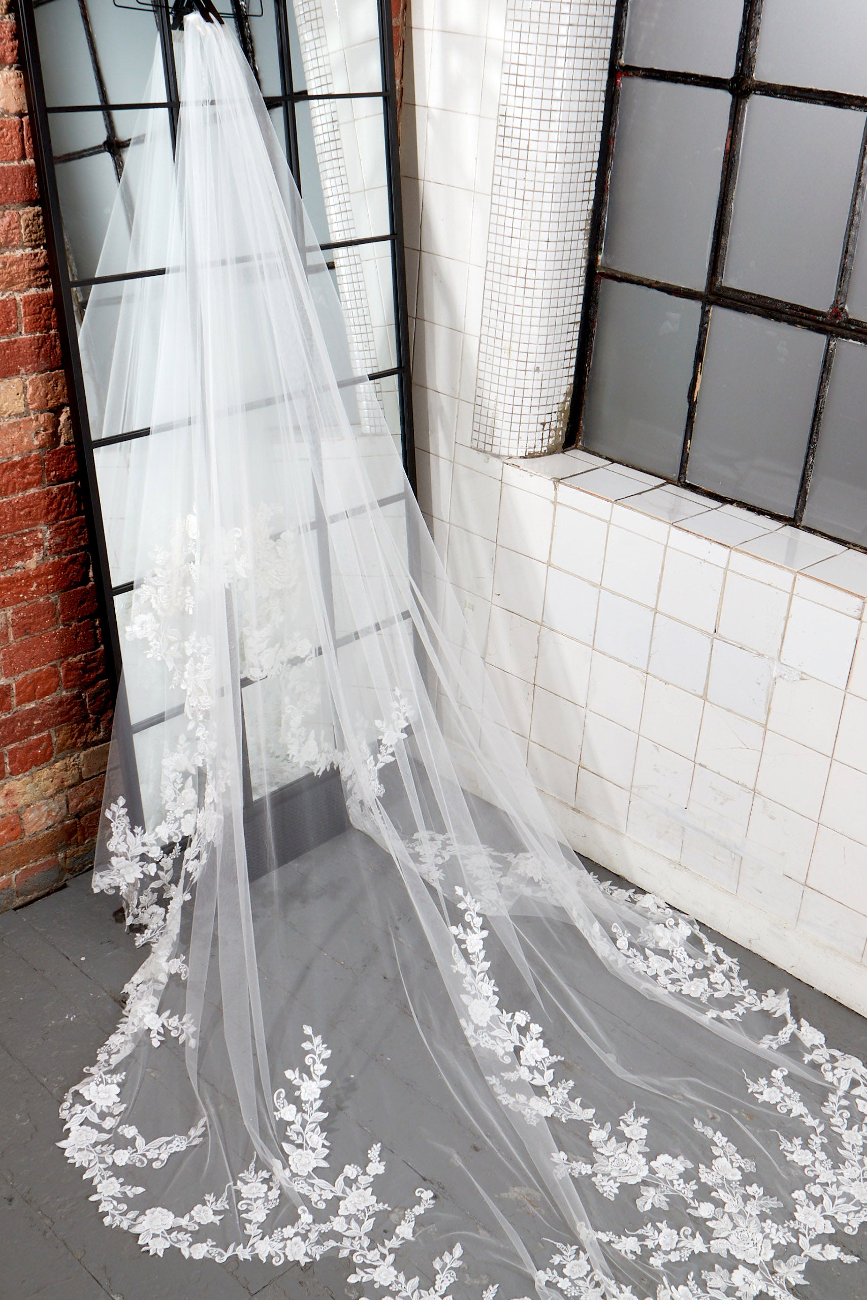 Single tier lace veil