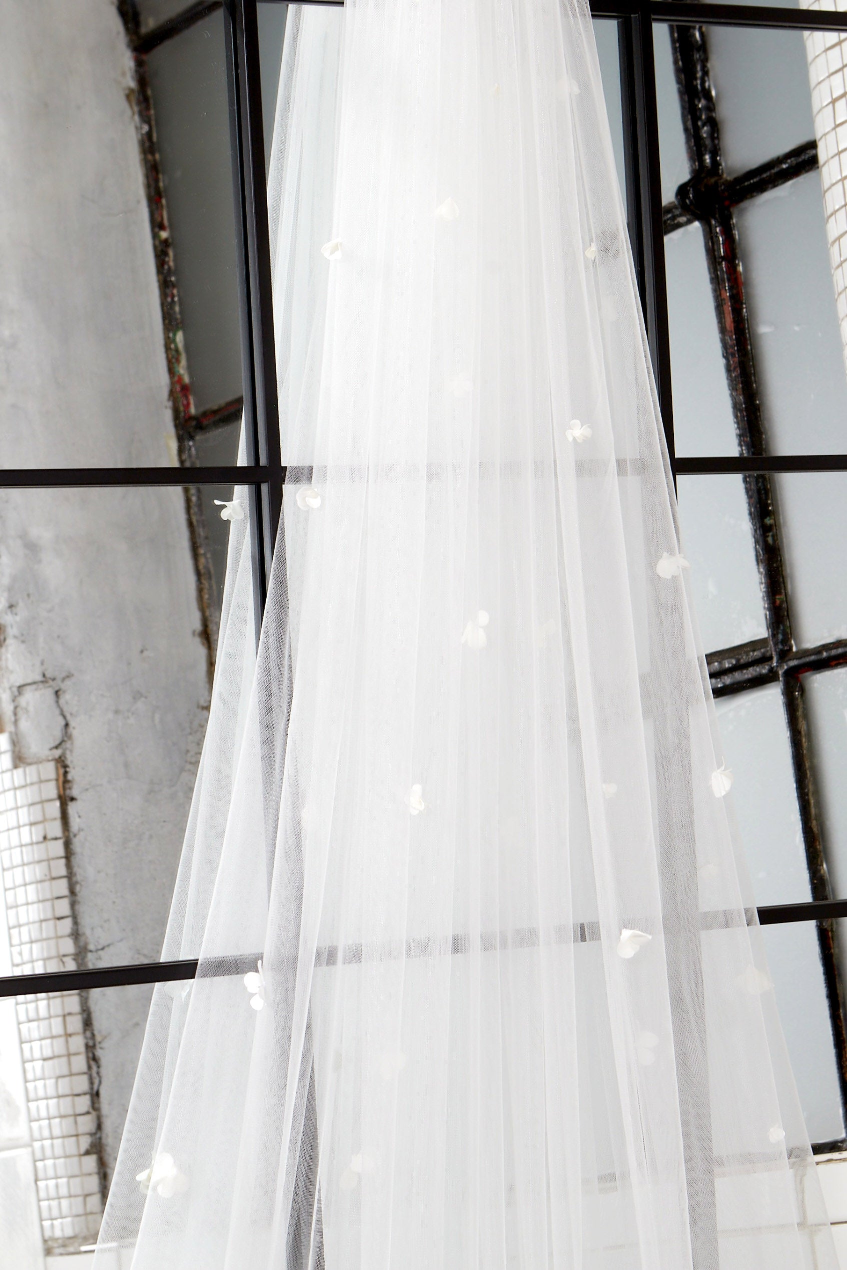 Single tier veil with 3D flower appliques