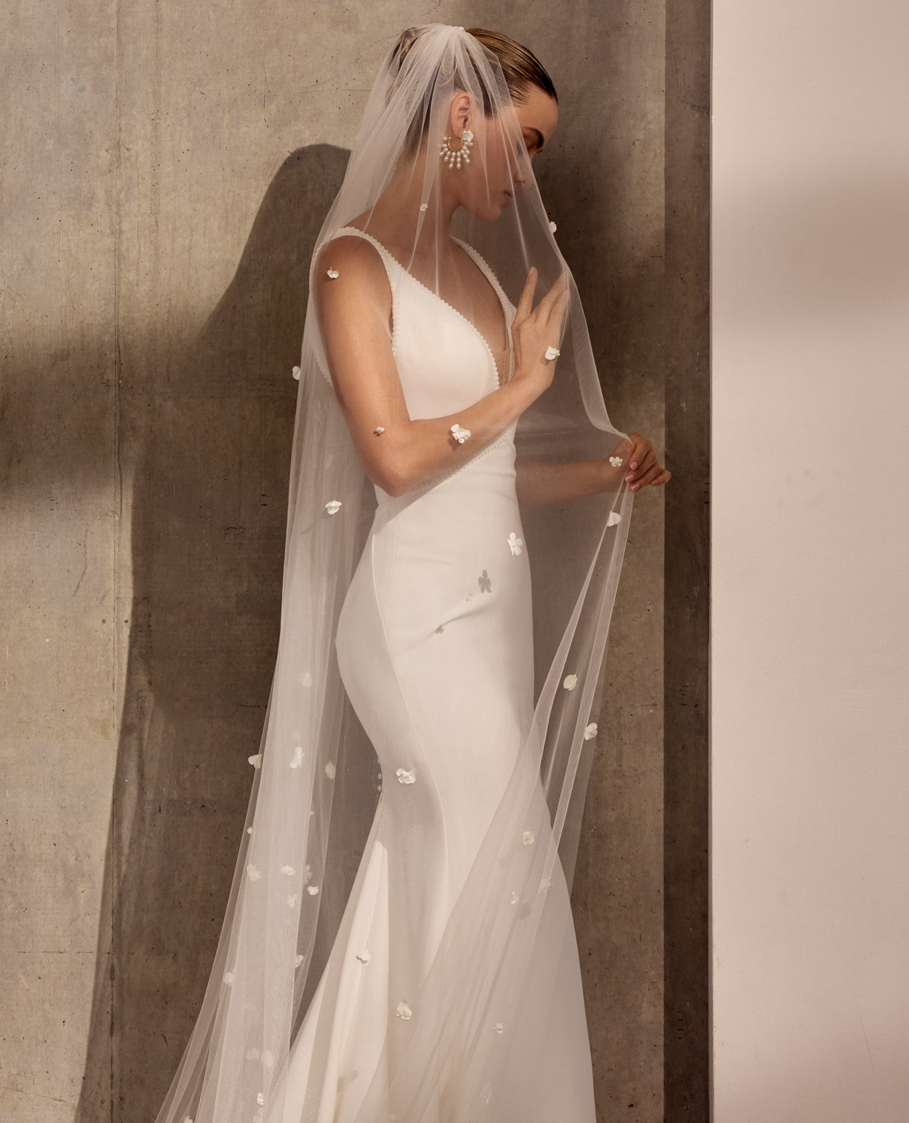 Single tier veil with 3D flower appliques