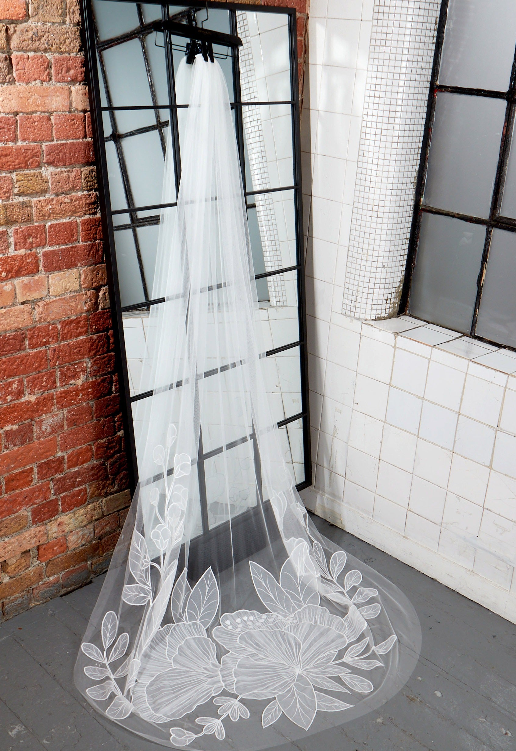Single tier veil with oversized leaf lace